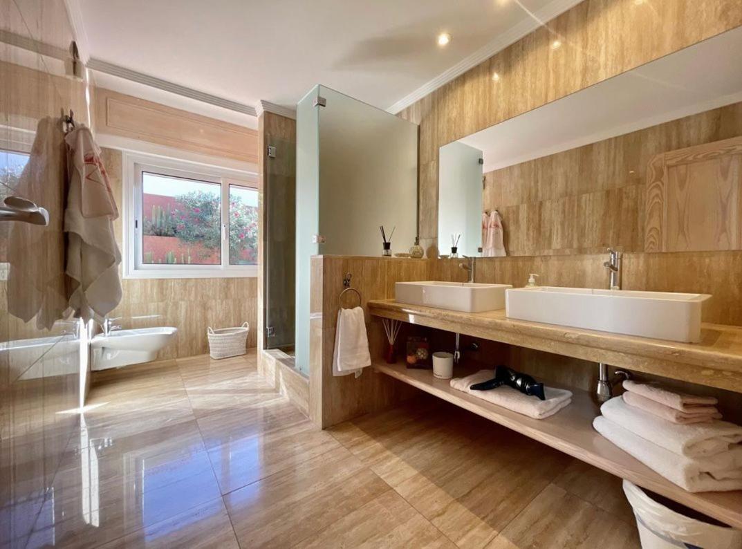 Villa Amorio A Spacious Modern Getaway With A Private Heated Pool & Sea Views Costa Adeje  Eksteriør bilde