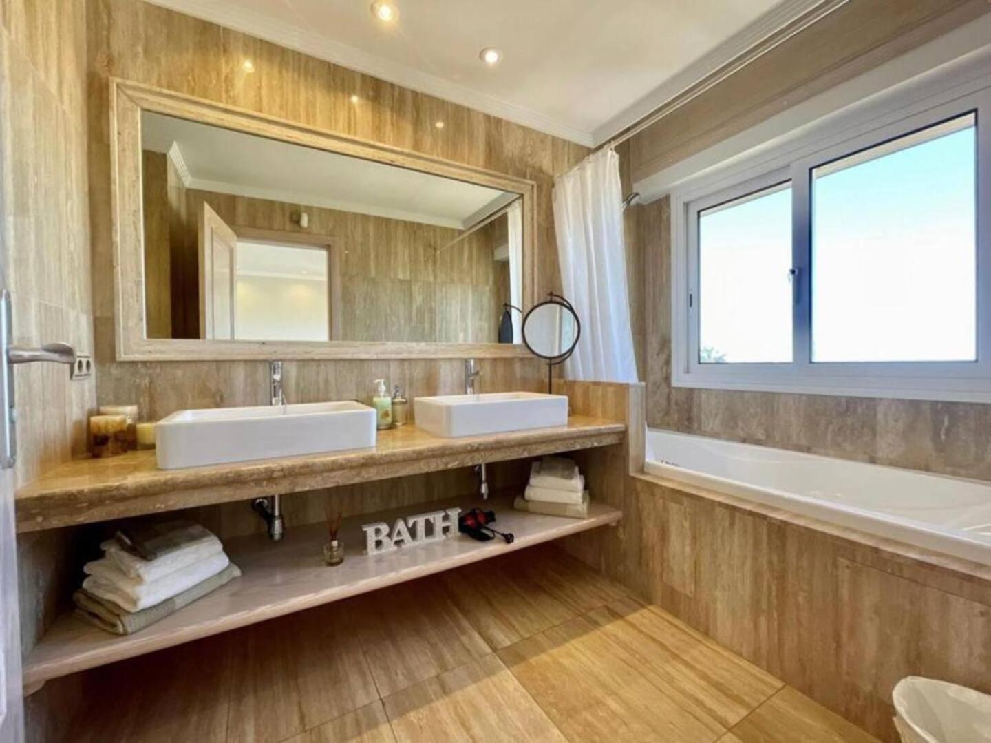 Villa Amorio A Spacious Modern Getaway With A Private Heated Pool & Sea Views Costa Adeje  Eksteriør bilde