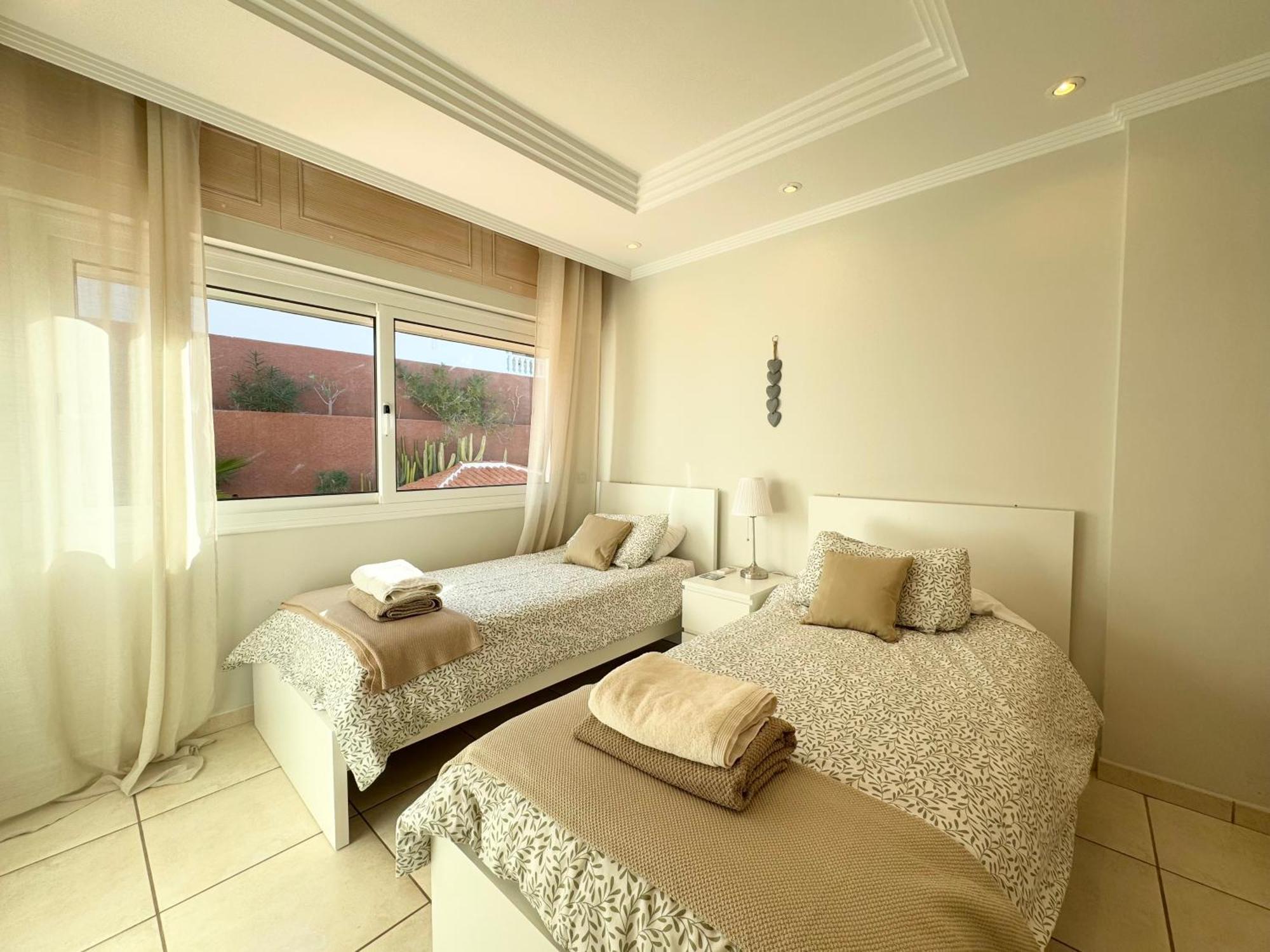 Villa Amorio A Spacious Modern Getaway With A Private Heated Pool & Sea Views Costa Adeje  Eksteriør bilde