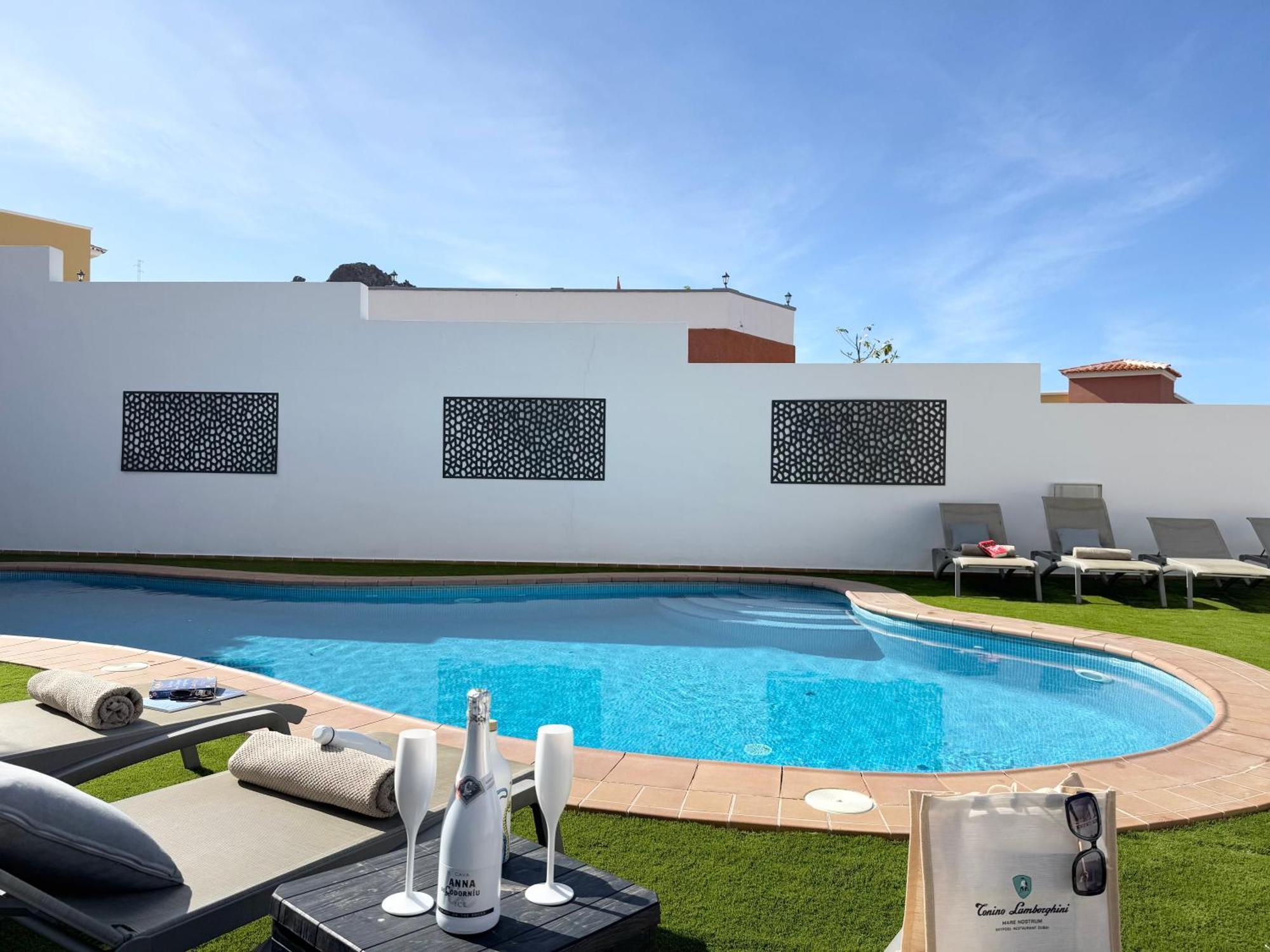 Villa Amorio A Spacious Modern Getaway With A Private Heated Pool & Sea Views Costa Adeje  Eksteriør bilde